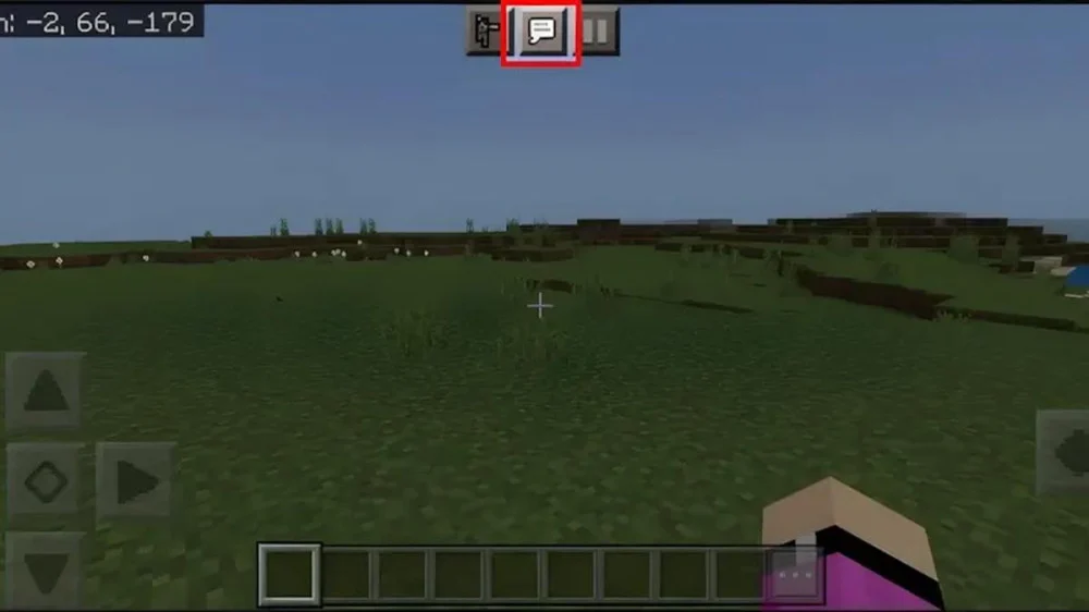 Nhấn biểu tượng Chat để mở hộp nhập lệnh trong Minecraft PE